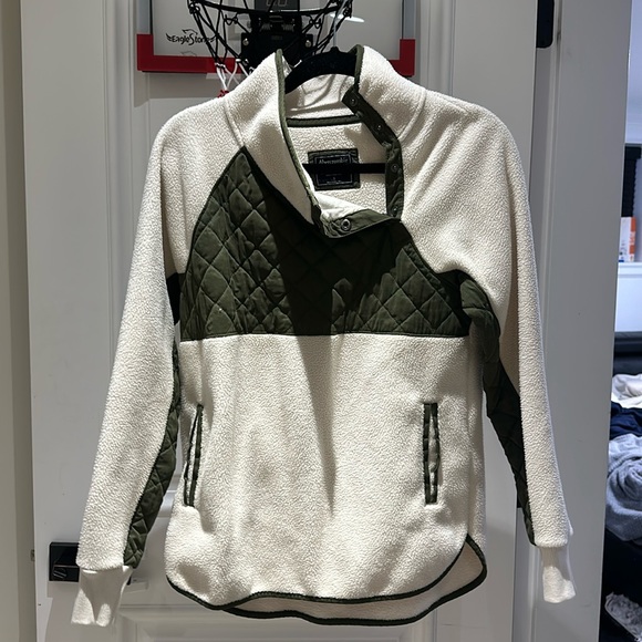 Abercrombie Pull Over sweater - Picture 1 of 3